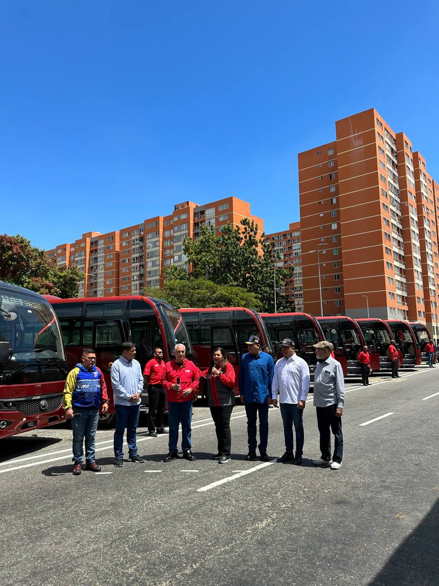 BellaYurimar1's tweet photo. La alcaldesa de Caracas, A/J @gestionperfecta , informó que  fueron entregados 20 autobuses para el beneficio de las 50 mil familias que habitan Ciudad Tiuna.

#CorruptosTrasLasRejas #29Mar https://t.co/3Z4SoUQTYB