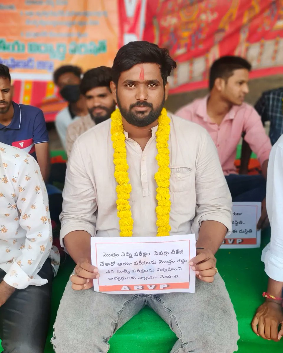 devaralarakesh's tweet photo. *రాష్ట్రంలో లక్షలాది మంది నిరుద్యోగుల జీవితాలు ప్రశ్నర్ధకం చేసిన TSPSC పేపర్ లీకేజీ ఉదంతాన్ని నిరసిస్తూ ABVP ఆధ్వర్యంలో  శంషాబాద్ జిల్లా కేంద్రంలో నిరసన దీక్ష* @ABVPVoice @ABVPDelhi @abvphp @ABVPKarnataka @abvphp @ABVPRaj @ https://t.co/DebjJFtdt2