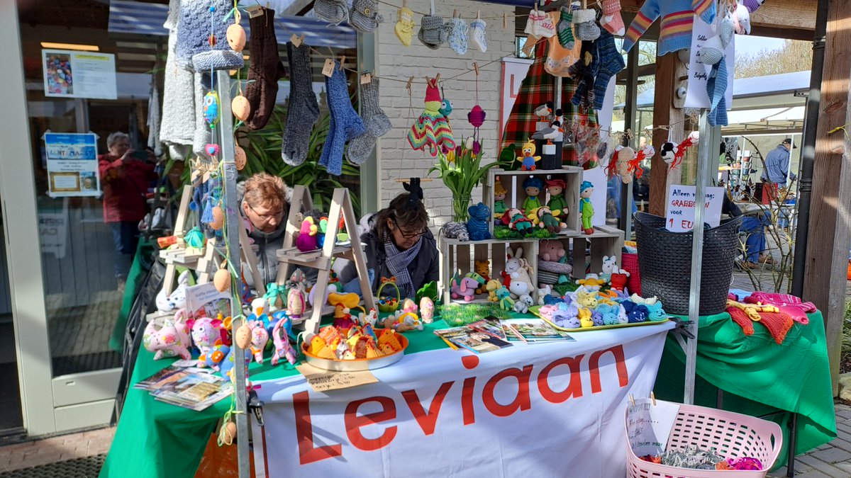 Afgelopen weekend was er een gezellige lentemarkt bij de Hertenkamp in Enkhuizen. Het zonnetje zette de handwerkprodukten van Steunpunt Enkhuizen in de spotlight. Ze vielen in de smaak en werden goed verkocht!
