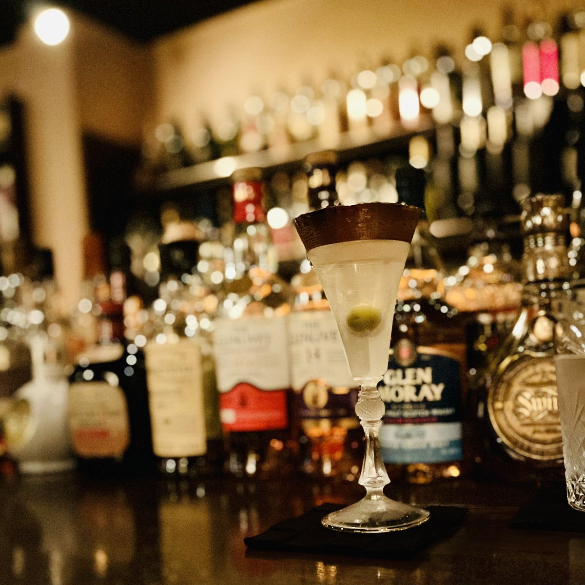 horoyoishokunin's tweet photo. 空きっ腹にマティーニ🍸
明日やっと休みだから、例え土砂降りでも千住に寄りたかった。
22時スタートだけど、終電までに3杯は飲めるかな。
中澤さんに次は何を作っていただこうか…🥃
明日は安心して二度寝しよう💤
#archbar #北千住
隣の福しんが餃子100円DAYらしい…
どうしよ(・_・;ナヤムナ https://t.co/Dn0WHTQa1Y