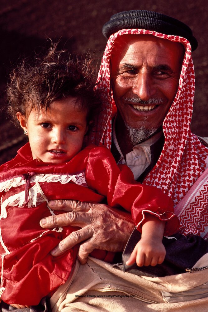 في موروثنا الشعبي تستأثر الأمهات بأغلب أهازيج ترقيص وتلعيب الأطفال

ولم أجد للآباء أهازيج مماثلة، مع اعتقادي بوجودها.

والدي كان يرحّب بنا بـ"هلا بالرضا والكرامة وجْنوب خرفانٍ بليّا عظامة"

أو بيت الخياط:"جتني تخطّى ما عليها لوم،تلبس ثياب القز والقيلانِ"

*شاركونا أهازيج الآباء🤍