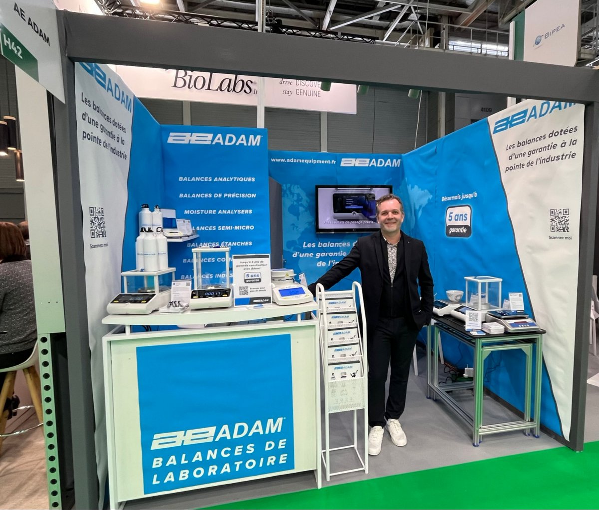 AdamEquipment's tweet image. It&apos;s the second day of the Forum LABO tradeshow in Paris. It&apos;s been fantastic meeting everyone so far. We welcome you to stop by stand H42 to say hi to Olivier and Dave, and try out our scales, balances and accessories to see how they&apos;ll fit in your laboratory. #ForumLabo #scales