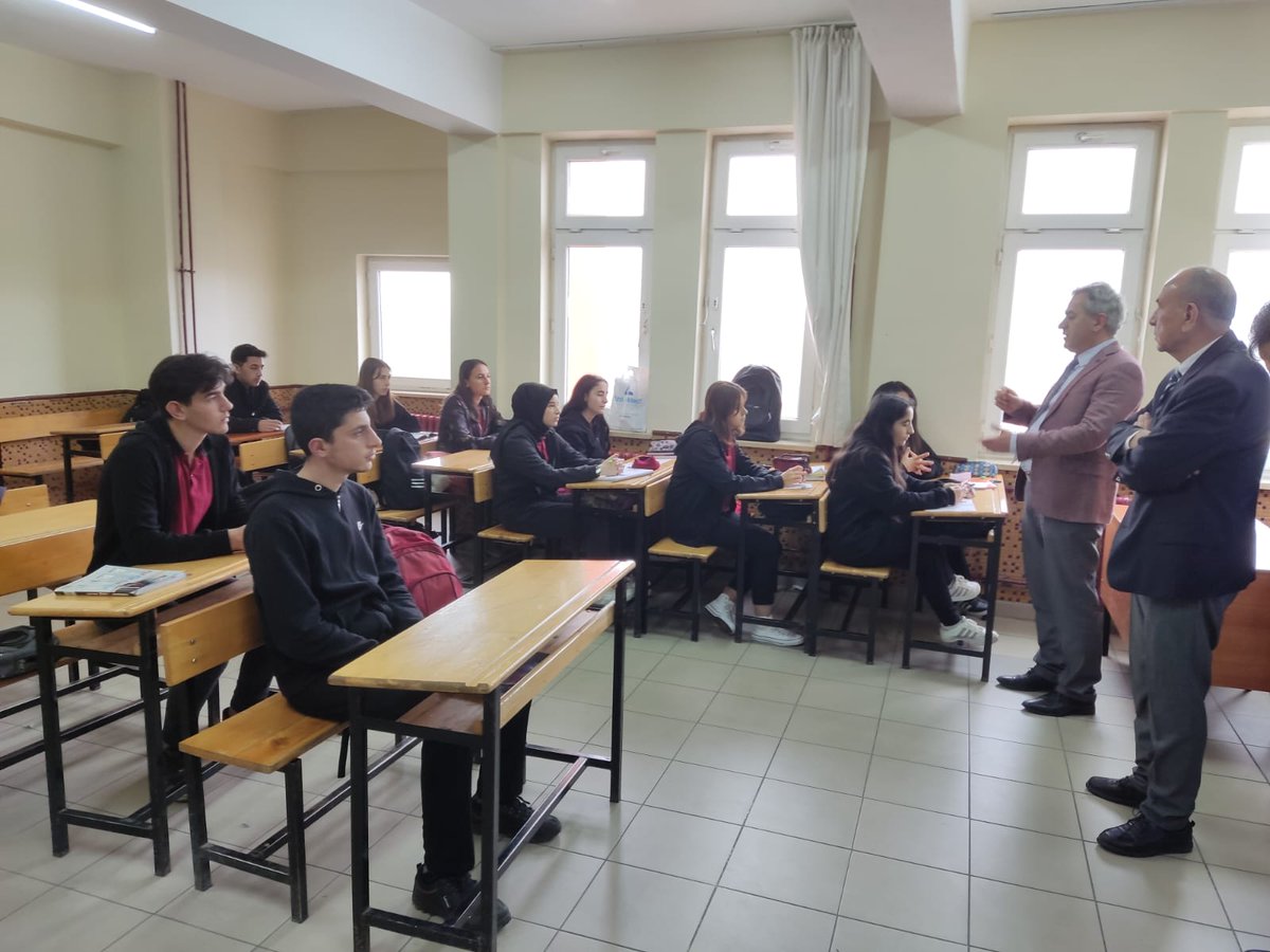 konyamem's tweet photo. İl Milli Eğitim Müdürümüz Murat Yiğit, Sarayönü İlçe Milli Eğitim Müdürü İbrahim Şişman'la beraber Sarayönü Mehmet Mehmet Emine Akdoğan Anadolu Lisesini ziyaret etti; öğretmen ve öğrencilerimizle sohbet ederek okul yöneticilerinden yürütülen çalışmalar hakkında bilgi aldı.
@tcmeb https://t.co/SbKmOuQrjb