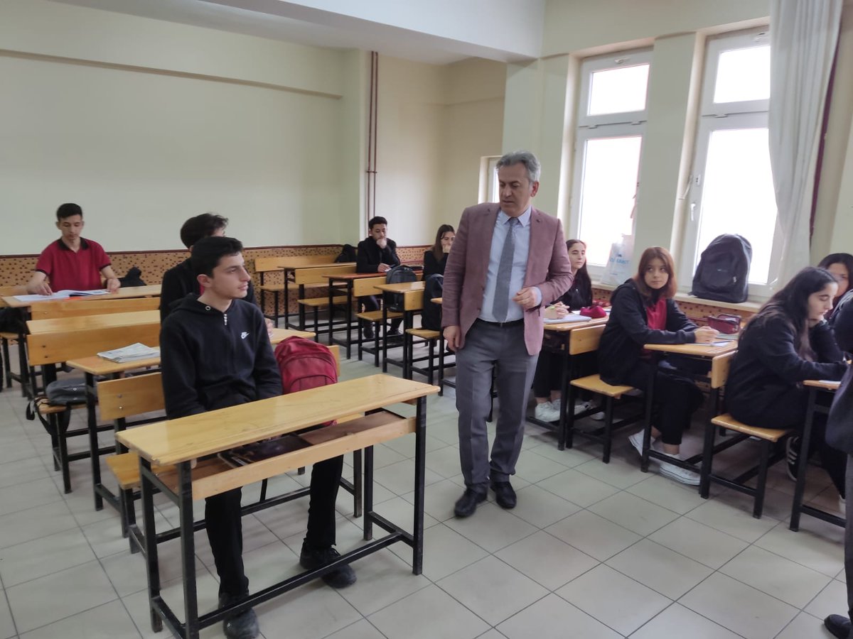 konyamem's tweet photo. İl Milli Eğitim Müdürümüz Murat Yiğit, Sarayönü İlçe Milli Eğitim Müdürü İbrahim Şişman'la beraber Sarayönü Mehmet Mehmet Emine Akdoğan Anadolu Lisesini ziyaret etti; öğretmen ve öğrencilerimizle sohbet ederek okul yöneticilerinden yürütülen çalışmalar hakkında bilgi aldı.
@tcmeb https://t.co/SbKmOuQrjb