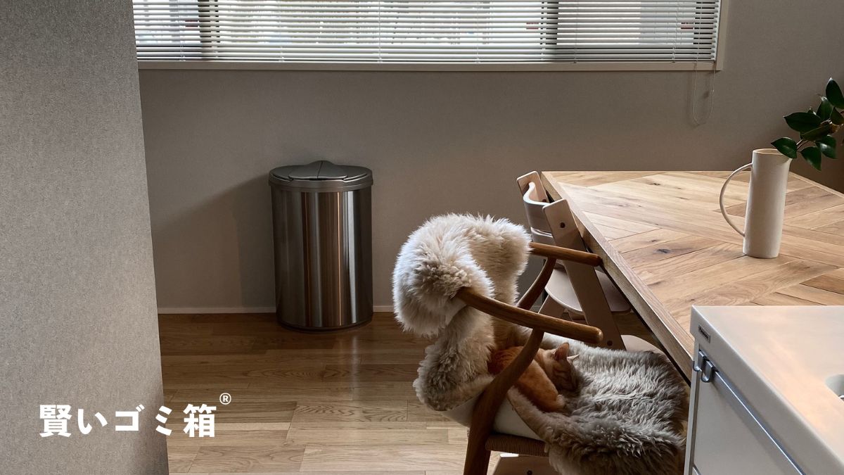 smart53official's tweet photo. ボクのエネルギーの源は
単1形電池2本 。

これさえ、あればボクは
キッチン
リビング
子ども部屋
脱衣所
オフィス
階段の下、、、

屋内だったら
どんな場所でも使えるよ！😆

https://t.co/7Ekn3CPdp3
#賢いゴミ箱 https://t.co/d417ErnOQr https://t.co/HZfnt9yhjA
