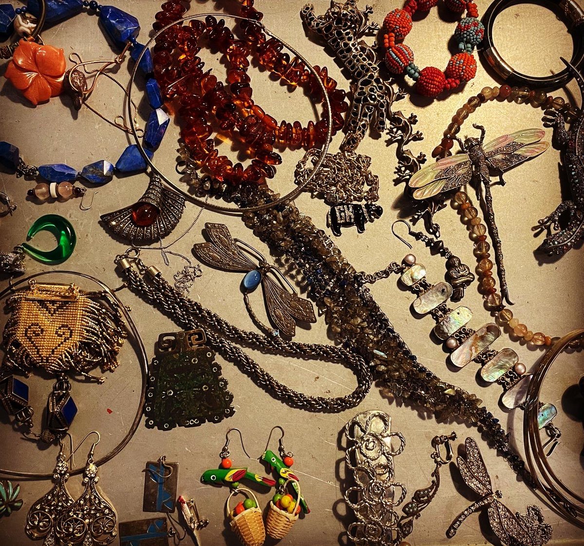 atptic's tweet photo. 新入荷です〜！

オールドモラ刺繍が多数入荷しました〜！その他、福助や招き猫などの縁起物各種や世界各国のスーベニア系置物、イタリア象嵌のライティングピューロ、ステンドグラス系ライト、アルミのボディー、ラタンフレームのラウンドミラー、シルバー多めのヴィンテージアクセサリーなどなど〜 https://t.co/Ki8qQoa9Cu