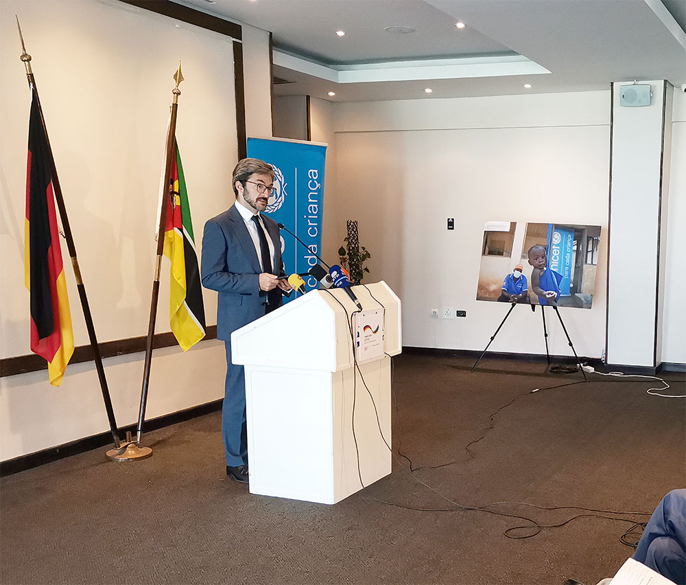 UNICEF_Moz's tweet photo. "Quando as pessoas são forçadas a fugir, perdem o acesso a cuidados de saúde, apoio nutricional, educação, água, saneamento, higiene e protecção. Com o apoio da @BMZ_Bund poderemos aumentar os nossos esforços de apoio a estas crianças e comunidades" - Yannick Brand, UNICEF. https://t.co/3z5pB2ljLM