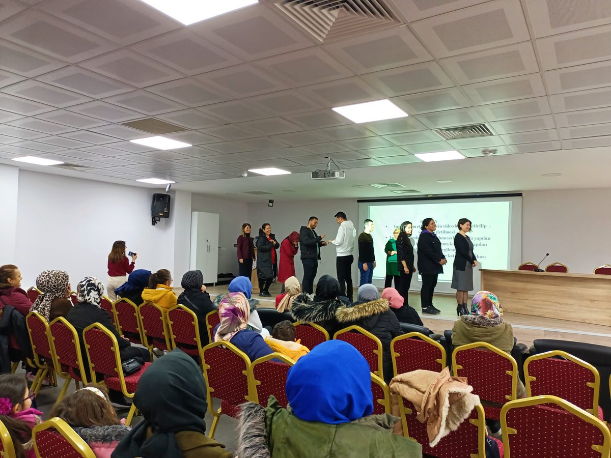 mem_arge's tweet photo. Müdürlüğümüz koordinesinde Ayşe Kadir Kutlu Kızılay Anaokulu tarafından yürütülen "Veli Akademisi" projesi kapsamında “Okul Öncesi Dönemde Sağlıklı Beslenme” adlı seminer gerçekleştirildi. 

@mkturkmen @AlpaslanKanar https://t.co/HjRoFhYg7Y