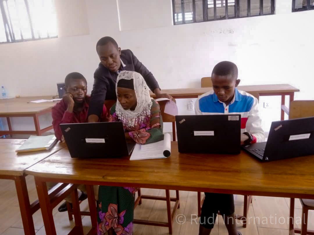 tech_elimu's tweet photo. Ils sont des enseignants. Après cours, ils décident de se former en informatique au sein de @tech_elimu. 📚💻
Un apprentissage gratuit de qualité qui leur permet de partager cette même formation auprès de leurs élèves et ainsi les aider dans la vie professionnelle👌
#ElimuTech https://t.co/H2bkmEfDTl