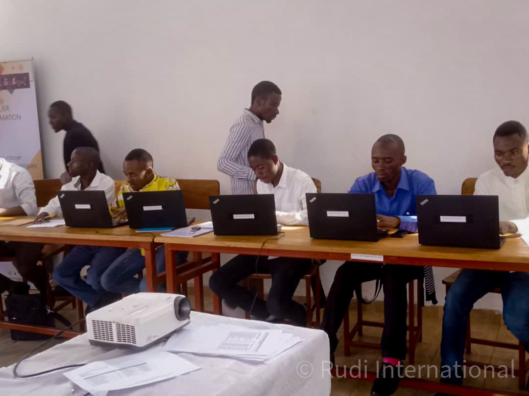tech_elimu's tweet photo. Ils sont des enseignants. Après cours, ils décident de se former en informatique au sein de @tech_elimu. 📚💻
Un apprentissage gratuit de qualité qui leur permet de partager cette même formation auprès de leurs élèves et ainsi les aider dans la vie professionnelle👌
#ElimuTech https://t.co/H2bkmEfDTl