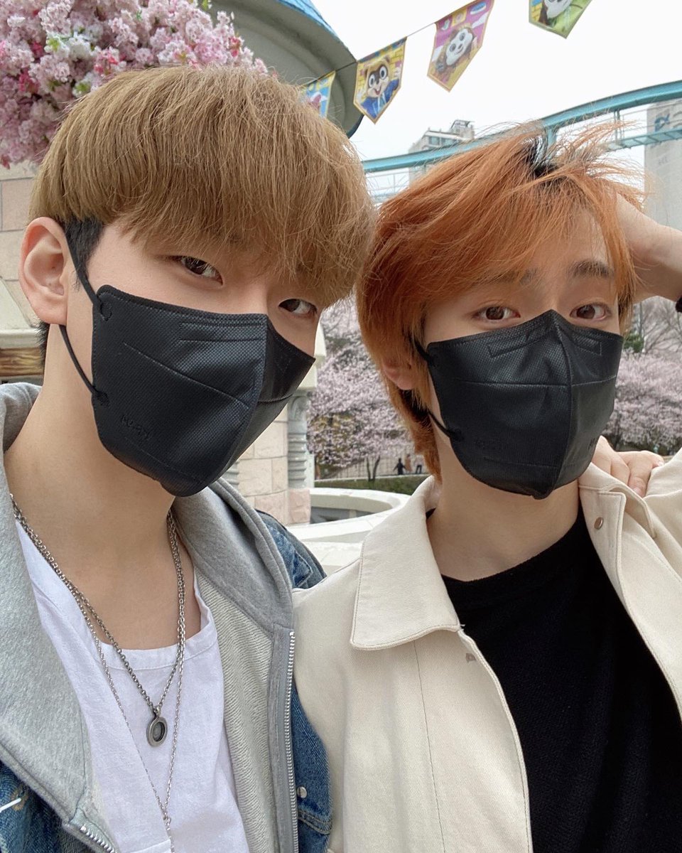 gunilsmenu's tweet photo. imagine thinking your favorite youtuber closed his account to enlist in the military only to see him in the jype building a couple of months later ... then you find out you'll be living in the same dorm and be in the same band for the next couple of years together https://t.co/GN6XZ0F2sb