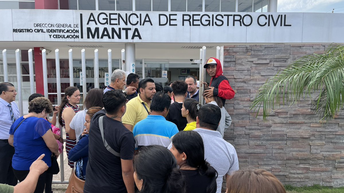 wuizzo's tweet photo. @RegistroCivilec Y así tratan a los q no son de la argolla política!! Gracias x la atención y calidad del servicio público!!! @Fmalvear08 @LassoGuillermo https://t.co/jQfZDIZRfR