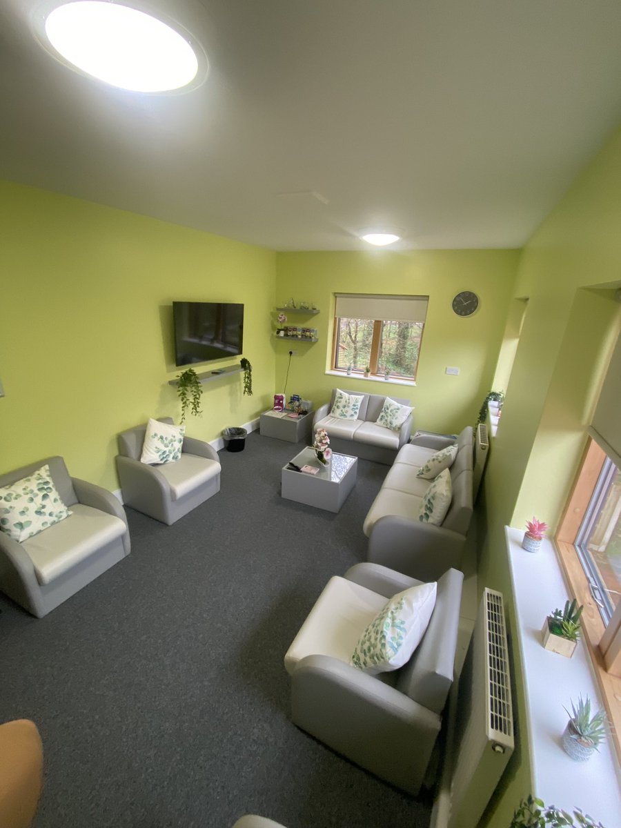 Dominiq53779481's tweet photo. Jdu staff well-being room makeover! A lovely space for staff to enjoy some peace and tranquility π«Άπ½ #deafmentalhealth #deaf #bsl #wellbeing #staff #letsconnect #letscommunicate π€πΌ @GMMH_NHS https://t.co/UOJrij4tUp