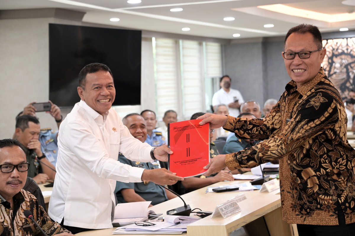 Kemhan_RI's tweet photo. "Diharapkan Raker ini dapat memberikan kontribusi yang signifikan terhadap penyelesaian konflik agraria dalam skala nasional, sesuai dengan peraturan per-UU yang memenuhi rasa keadilan bagi masyarakat", ungkap Ketua BAP DPD RI.
#WamenhanRI #dpdri
#bapdpdri #Kemhan #KemhanRI https://t.co/hZywEQMAqd