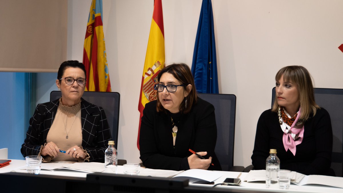 GVAcooperacio's tweet photo. 🤝La consellera @RosaPerezGarijo, acompayada de @aserna08 i @ClaraTirado, presideix la sessió extraordinària del Comitè Pèrmanent d’Acció Humanitària #CAHE
🆘Perfilem la intervenció a través d'ajudes directes a Síria després del terratrémol que va assolar el nord-oest del país https://t.co/xrso4tIGN8