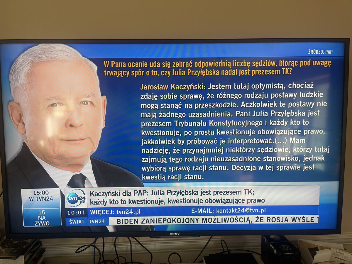 MicWawrykiewicz's tweet photo. Słyszę właśnie poważną dyskusję, czy J. Przyłębska jest prezesem czy nie, słyszę, że część sędziów to, część tamto. A pierwszy sekretarz partii mówi jak ma być itd. Czy naprawdę nie pamiętamy już, że tam siedzą nielegalni dublerzy, a p. Przyłębska nigdy nie była prezesem TK? Że w 2016 r. została wybrana przez PADa bez wymaganej uchwały Zgromadzenia Ogólnego Sędziów TK, ponieważ PiS nie miał jeszcze arytmetycznej większości swoich ludzi w tym organie i nie mógł po prostu uzyskać takiej uchwały. To nie jest jakieś tam uchybienie. To jest wprost naruszenie art. 194 ust. 2 Konstytucji: „Prezesa i Wiceprezesa Trybunału Konstytucyjnego powołuje Prezydent Rzeczypospolitej spośród kandydatów przedstawionych przez Zgromadzenie Ogólne Sędziów Trybunału Konstytucyjnego.” Bez uchwały nie można powołać prezesa. Tak jak bez wniosku prawidłowo powołanej KRS nie kiżna powołać sędziego. Prezydent nie ma mocy łaski uświęcającej, nie może legalizować bezprawnych działań. Przestańmy udawać, że w Polsce jest jakiś Trybunał Konstytucyjny, że podejmuje działania, wydaje jakieś wyroki itd. Jak system konstytucyjny państwa jest zdewastowany to trzeba mówić o tym otwarcie, a nie próbować udawać że tu jest jakiś spór prawny odbywający się w warunkach legalnego funkcjonowania organu państwa.