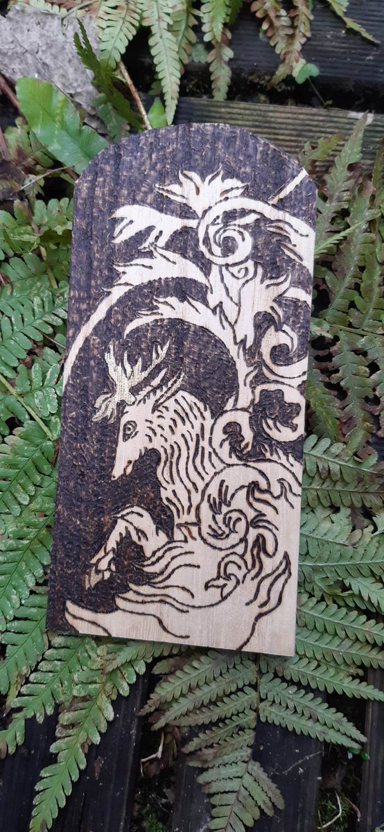Soraziaa's tweet image. Détails cartes pyrogravure : cerf, épée, plantes 

#pyrographyart #pyrography #pyrographyworld #pyrogravure #woodburningcommunity #woodburning #woodburningart #traditionnalart #moyenage #medievalart #sword #creature #goldpaint #blason #brocante #medieval #medievalfantasy #fantasy