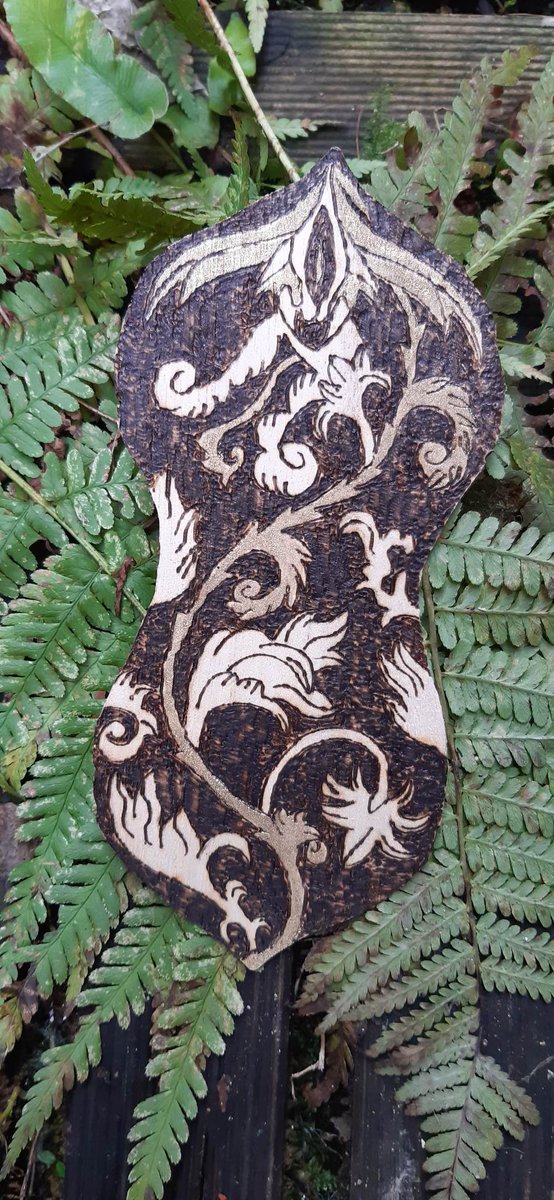 Soraziaa's tweet image. Détails cartes pyrogravure : cerf, épée, plantes 

#pyrographyart #pyrography #pyrographyworld #pyrogravure #woodburningcommunity #woodburning #woodburningart #traditionnalart #moyenage #medievalart #sword #creature #goldpaint #blason #brocante #medieval #medievalfantasy #fantasy