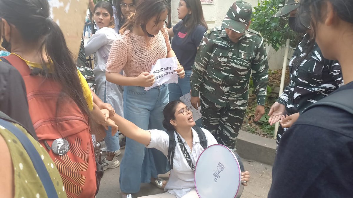 anjali__27's tweet photo. Shangi police sharm karo!

Students protesting against harrasment were harrassed by Delhi police!

The same police who gave a free hand to the goons yesterday, brutally dragged, men constables groped me and other gender minorities.

Disgusting! https://t.co/JBpMvGs02O