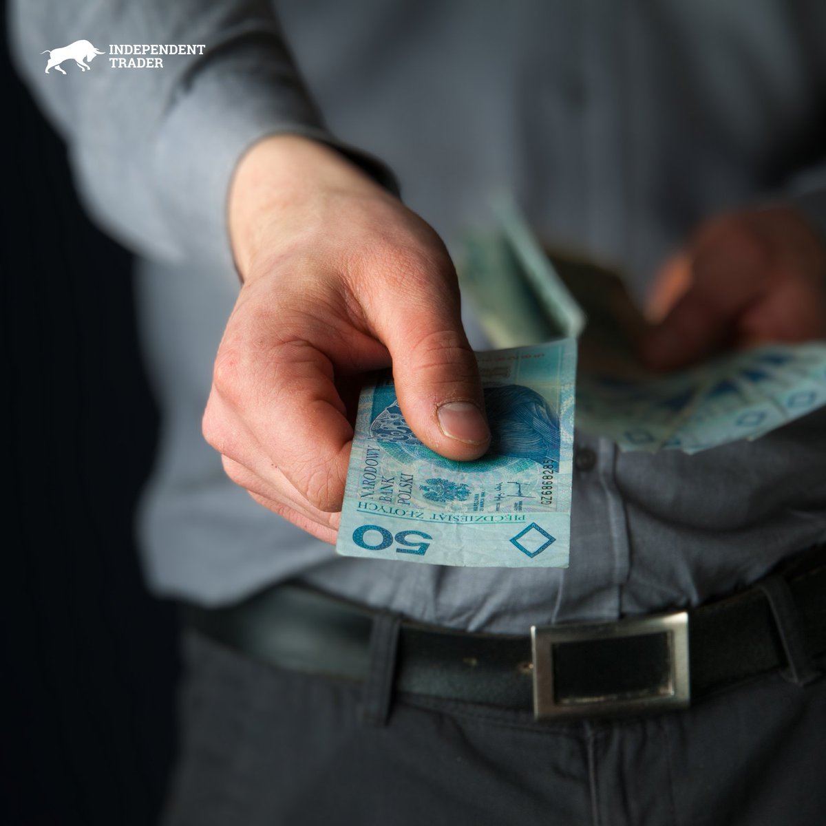 _Trader21_'s tweet photo. 💵 𝗢𝗱 𝗱𝘇𝗶𝘀𝗶𝗮𝗷 𝗽ł𝗮𝗰𝗲̨ 𝘁𝘆𝗹𝗸𝗼 𝗴𝗼𝘁𝗼́𝘄𝗸𝗮̨ 💵

Po drodze do domu Janek wszedł do lokalnego sklepiku osiedlowego „Swojska żywność”. Prowadził go pan Wacław od 32 lat. Znali się od dawna, więc kiedy tylko Janek przekroczył próg, od razu zagadał do właściciela:
👇 https://t.co/rSt26fTic5