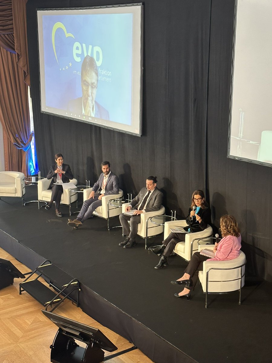 On stage at #ECS2023: <a href="/KavitaBXL/">Kavita Ahluwalia</a>, @StefanoDeClara, <a href="/RJeszke/">Robert Jeszke</a>, Beatriz Jordi <a href="/EUClimateAction/">EU Climate Action</a> and <a href="/peterliese/">Peter Liese MEP</a>, discussing #EUETS ambition with <a href="/E_Krukowska/">Ewa Krukowska</a>