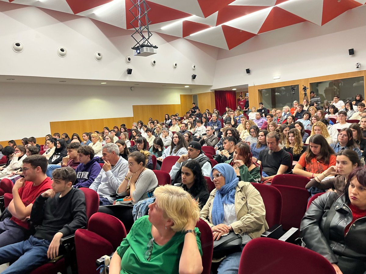 Benvinguts #FutursUB 🧑‍🎓👨‍🎓👩‍🎓
Comencem la Jornada de #PortesObertesUB dels graus de la facultat, d'entre ells el d'Història de l'Art. Un plaer conèixer els futurs estudiants! 📚🎓