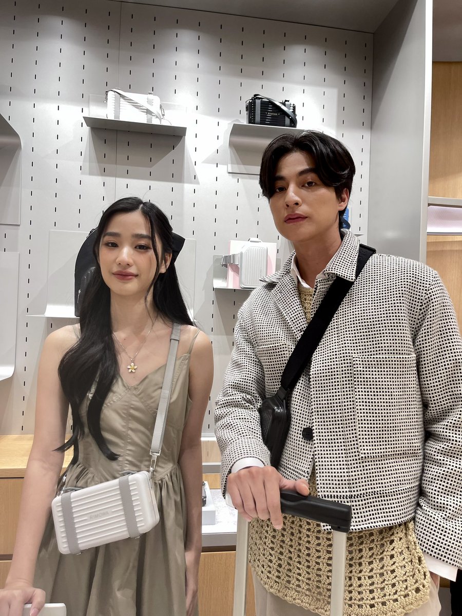 mintmag_th's tweet photo. น่ารักคูณ2 กับโมเมนต์แชะภาพคู่ของ ‘กลัฟ-ตู’ ในงานเปิดตัวบูติค @RIMOWA สาขาใหม่ล่าสุด ณ ดิ เอ็มโพเรียม ชั้น M  💚

#tontawan_t #GulfKanawut 
#RIMOWATH
#MintReports https://t.co/R69SgJk2Ls