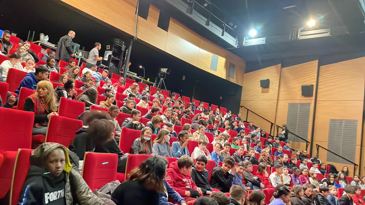 CToupets's tweet photo. ÉGALITÉ FILLES-GARÇONS | 💁‍♀️💁‍♂️
💫 Merci à L'Antarès de @vaureal d'avoir accueilli nos 4e pour la représentation de L'École des Femmes.
🎭 Une mise en scène audacieuse qui souligne toute la modernité de la pièce de Molière !

#valdoise 
#acversailles 
#théâtreenstock https://t.co/iDCz0A0NJP