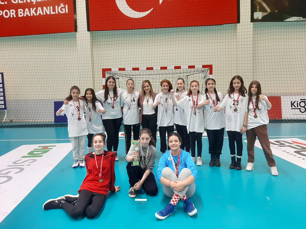 7052Sema's tweet photo. Okulumuz kız hentbol takımı Okullar arası Yıldız Kızlar Ankara 3.oldular. . İdris Öğretmenimizi ve Öğrencilerimizi tebrik ederiz. https://t.co/5ID0fkdOw4