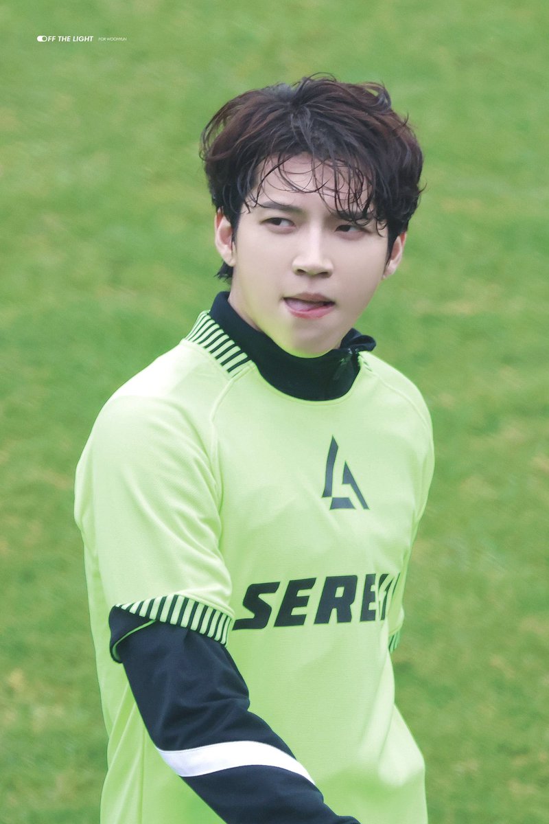 woohyunismm's tweet photo. 젖은 머리... 혀, 눈, 손,.... 치명적 https://t.co/idR3V6W53R