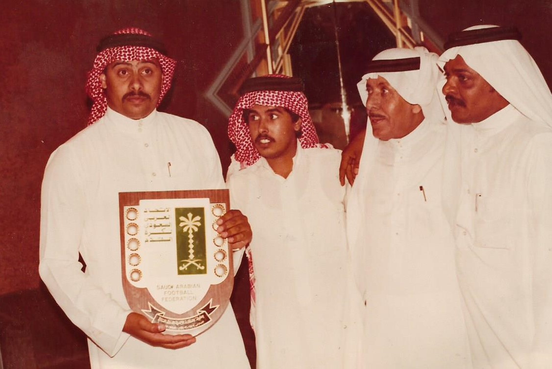 الى من يهمنا أمره #الاتفاق 
ستظل يـــ #الاتفاق في قلوبنا مهما عصفت بك الرياح واظلمت لياليك سيأتي يوم الفرج وتعود لمنصات التتويج بأذن الله كما كنت سابقاً الصورة تجمعني بأخي ( على الملحم ) وبعض محبي النادي لقطة من زمن بطولات #الاتفاق و الرمز الذهبي عبدالعزيز الدوسري <a href="/Mohammed_ds/">Mohammed A AlDossary</a>