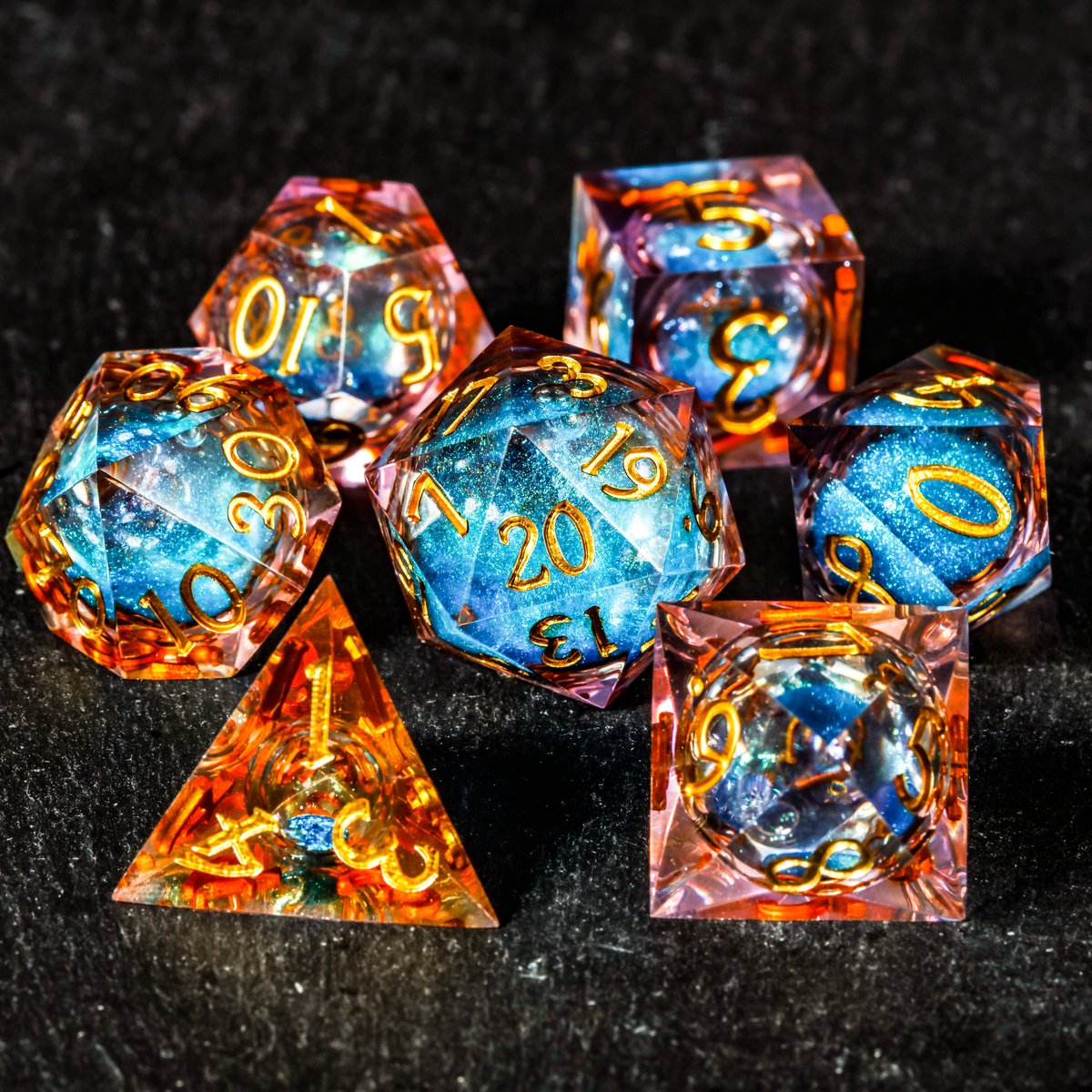 CrystalMaggie2's tweet image. Blue sand liquid core purple resin dice set✨💙❤️‍🔥😍

#dnd #dice #ttrpg #handmadedice