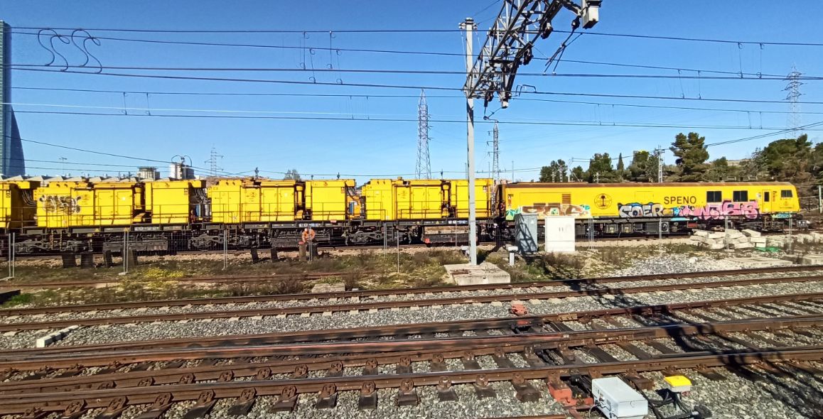 FullSupervision's tweet photo. ¿Y quién ha sido la encargada? Pues todo apunta a la amoladora #SPENO R2 RR-32-M5. Con 76 m de longitud y velocidad máxima de 80km/h en trabajos. Se la suele ver en la playa de #Chamartín. https://t.co/pxsVfiT0wq