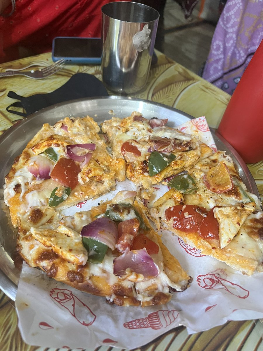 lovedariuslabno's tweet photo. Order food from Zomato yesterday but the food was completely spilled and not in position to eat. Called delivery partner and restaurant but nothing happen. Emailed Zomato also bit no positive response. @zomatocare https://t.co/aAOMA7RiC9