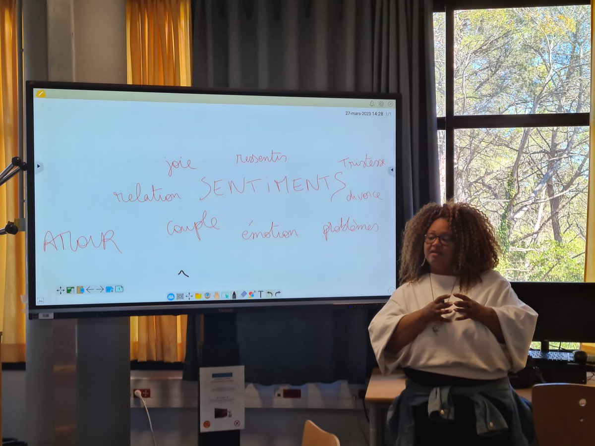 ClgPreDesRoures's tweet photo. ❤️❤️Dans le cadre du parcours éducatif de santé, les élèves de 4e ont appris à  "dire l’amour autrement" avec l'association  #Cidisol et les slameurs #Mesko et #Djoliba. Un 🙏grand merci à eux pour leur intervention!! https://t.co/Ihyczz4dA2