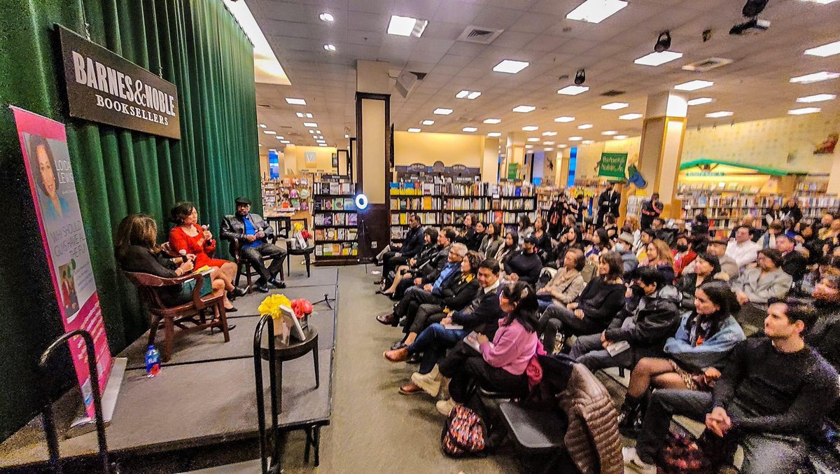 LoidaNLewis's tweet photo. Thank you so much to Lora Nicolas and Troi Santos for these photos taken during my book signing events at @BNFifthAvenue and @BNTribeca  

#WhyShouldGuysHaveAllTheFun
#WomenEmpowerment https://t.co/8ZEktsPUxr