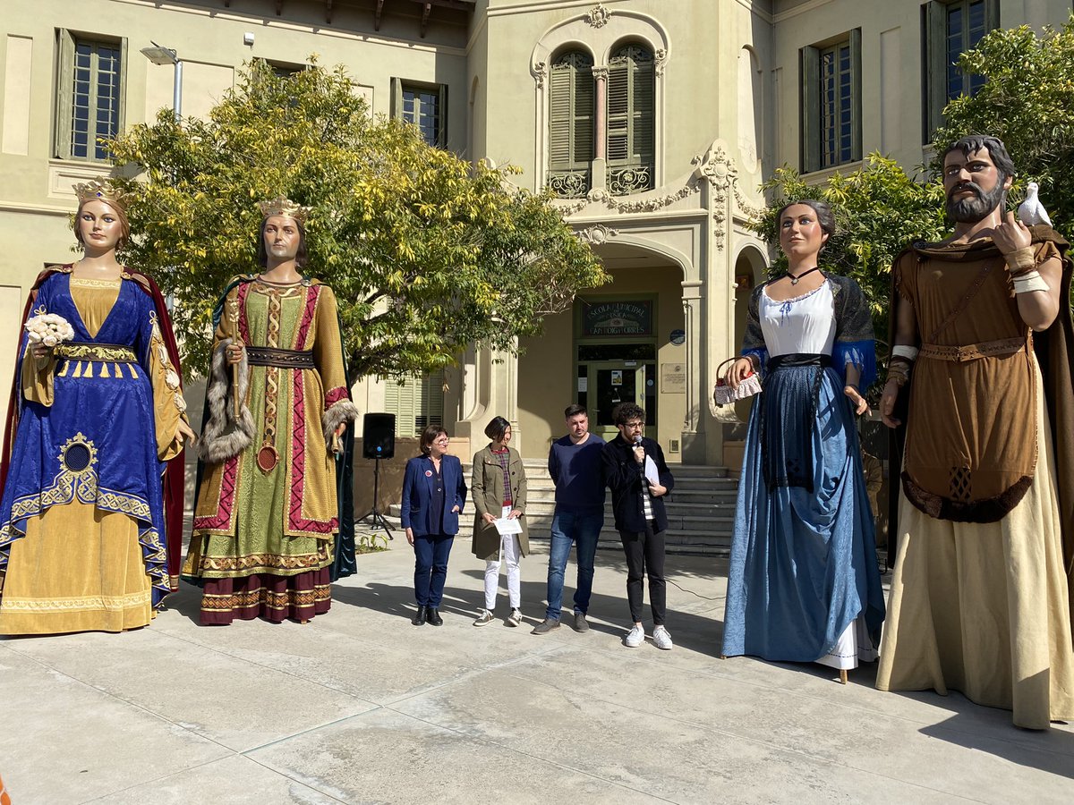 scgramenet's tweet photo. L’alcaldessa @nuriaparlon la Tinenta d’alcaldessa @PetryJimenez i els representants de la Colla de Gegants i Capgrossos de #santacoloma presenten Ciutat Gegantera @CGSantaColoma https://t.co/t0ugIJFOO5