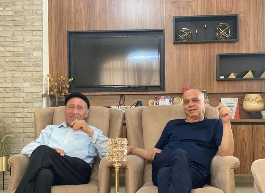 עצוב וכואב את מותו של אבי, כמאל. 
אבא היה פלאח, איש חזק בגוף ובנפש שחינך אותנו לעבודה קשה ולרכישת השכלה. 
אתגעגע אליו מאוד. 

ניחום האבלים יתקיים מהיום ועד יום שישי בביתי ברחוב עומר אבן אל-ח'טאב 91 בכפר קאסם.