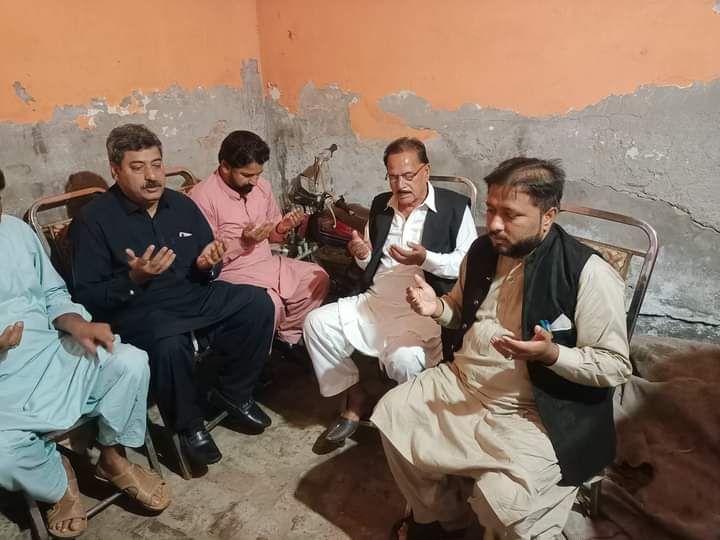yijazy1's tweet photo. اضافی آبادی یوسف آباد گلی نمبر 12 تنویر صاحب کے والد کی وفات پر فاتحہ خوانی پر. رانا علی عباس خاں صاحب کی شرکت ۔۔۔
اللہ پاک مرحوم کی مغفرت فرمائے آمین
#TeamRAA
#TeamPP112
@zahid_pmln
#NA101 #PMLN https://t.co/cpWDRjZLeg