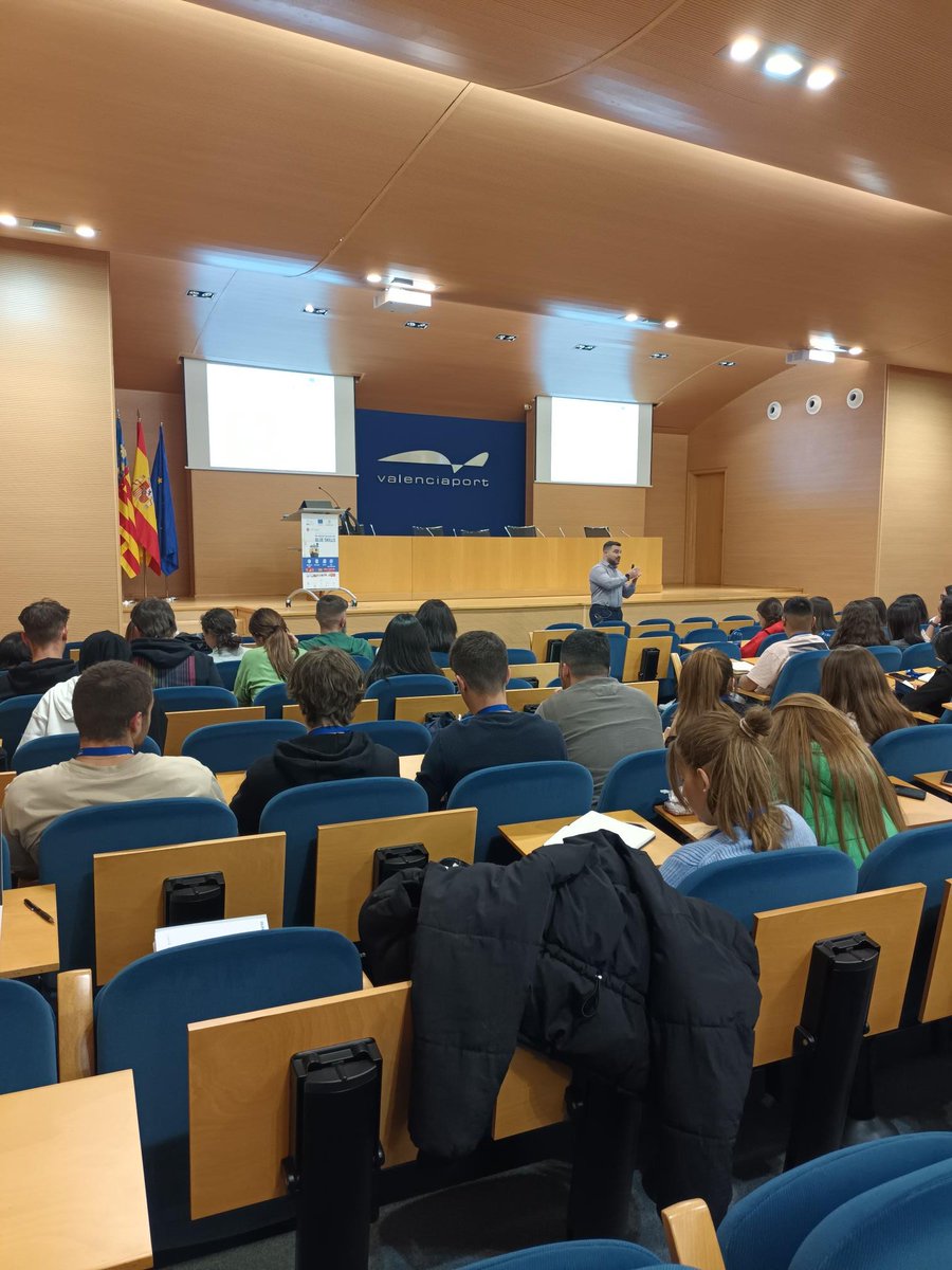 FValenciaport's tweet photo. 📍 Esta semana 96 alumnos del grado superior de #Comercio internacional de los centros Pere Boïl, Grao, Ausiàs March y Mislata, han vuelto a las instalaciones del Puerto de València para continuar el programa de #Especialización Portuaria.
#YEPMED @ENICBCMed #FormaciónProfesional https://t.co/EXGdTo3WSf
