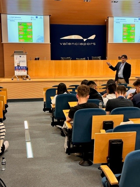 FValenciaport's tweet photo. 📍 Esta semana 96 alumnos del grado superior de #Comercio internacional de los centros Pere Boïl, Grao, Ausiàs March y Mislata, han vuelto a las instalaciones del Puerto de València para continuar el programa de #Especialización Portuaria.
#YEPMED @ENICBCMed #FormaciónProfesional https://t.co/EXGdTo3WSf