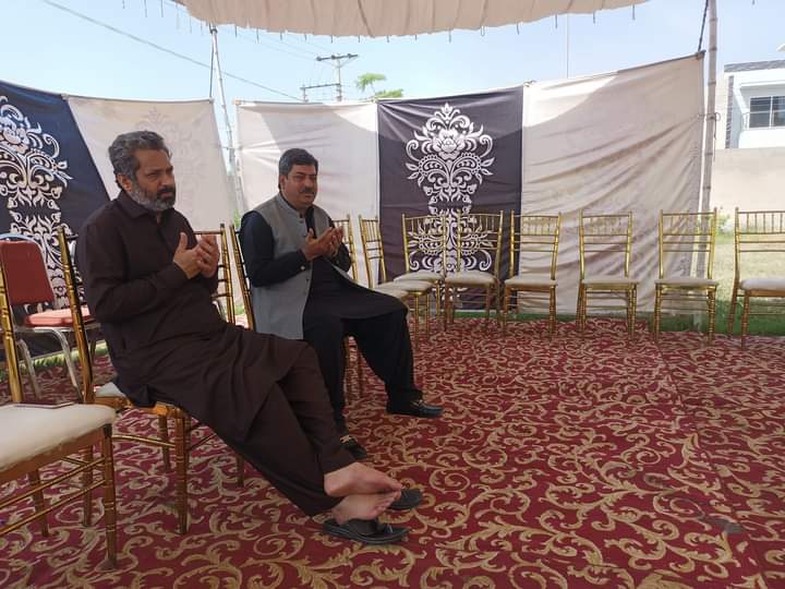 yijazy1's tweet photo. جناب حماد ارشد رامے ایڈوکیٹ کی والدہ محترمہ کی وفات پر سا بقہ ممبر پنجاب اسمبلی پاکستان مسلم لیگ ن رانا علی عباس خاں صاحب دعاۓ مغفرت فرماتے ھوے ۔۔۔۔
اللّٰه پاک مرحو مہ کو جنت الفروس میں اعلیٰ مقام عطا فرماۓ ۔۔آمین۔۔
#TeamRAA
#TeamPP112
#NA101 #PMLN @MaryamNSharif https://t.co/gBLQdwrV20