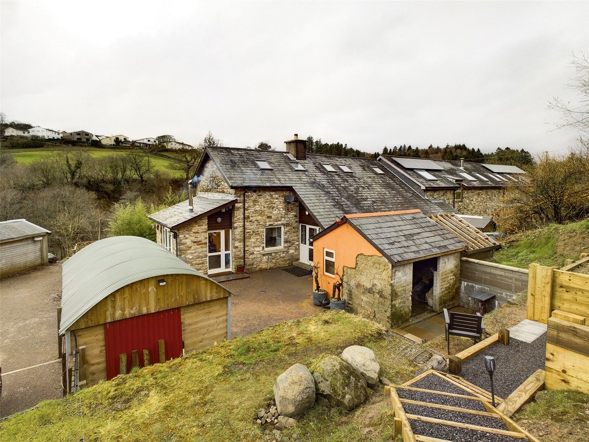 A beautifully presented three double bedroom semi-detached farmhouse having approximately 4.8 acres of grounds with stables and two shepherd’s huts. Viewing of this property is highly recommended to appreciate the accommodation and views offered. ☎️ 🏠 

ow.ly/hqNL50NuBcs