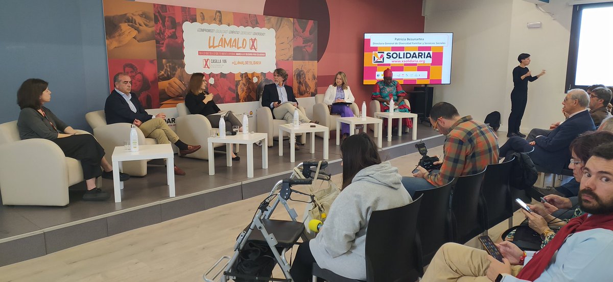 PlataformadeONG's tweet photo. "El Tercer Sector devuelve a la sociedad  la colaboración generada del compromiso de las administraciones para articular la solidaridad ciudadana a través de la #XSolidaria" @PBezunartea de @DSocialesGob @MSocialGob responde a @Marodriguez1971 sobre la campaña #LlámaloXSolidaria https://t.co/Ci98gU6R7H