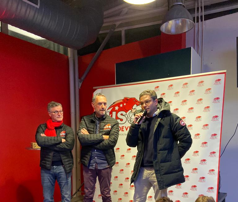 SEDELKA_immo's tweet photo. Depuis plusieurs années, SEDELKA #Normandie est partenaire de l'@usombasket 🏀! 

Samedi dernier, c'est Jean-François HUET des AUNAY, notre directeur des opérations Normandie, qui a ouvert le match🚩! 

Un grand bravo aux mondevillaises qui l'ont emporté 76-56👏 ! https://t.co/aWWP3Y0AJv