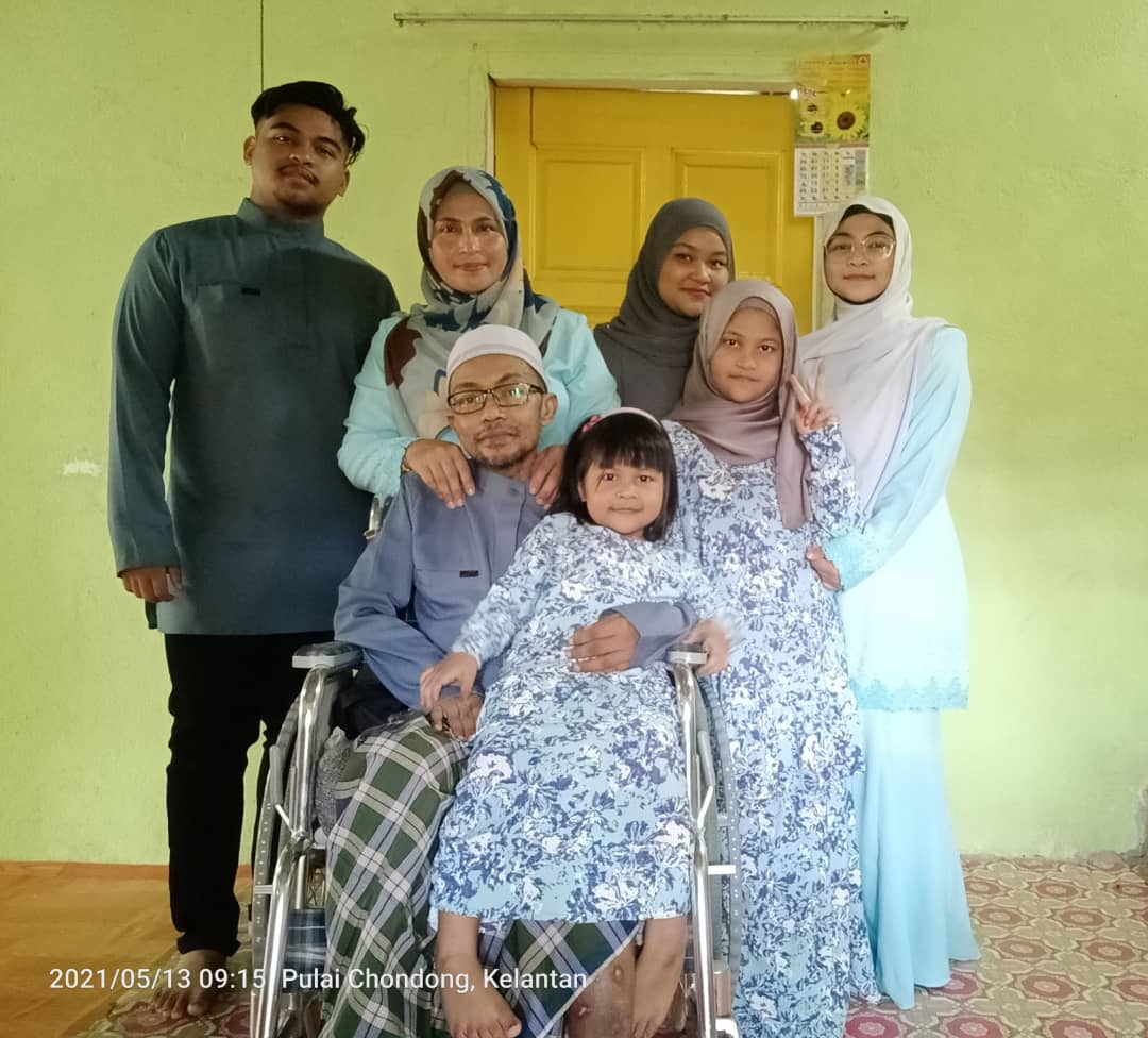 zumairaaa's tweet photo. Suami meninggal dunia disebabkan buah pinggang kronik meninggalkan:

- 5 orang anak
- Isteri ambil alih cari rezeki sara keluarga

Menjadi ibu tunggal, anak2 jadi sumber kekuatan buat berdikari mencari rezeki. Bantu I RT 🙏 https://t.co/aIEWWlXSDX