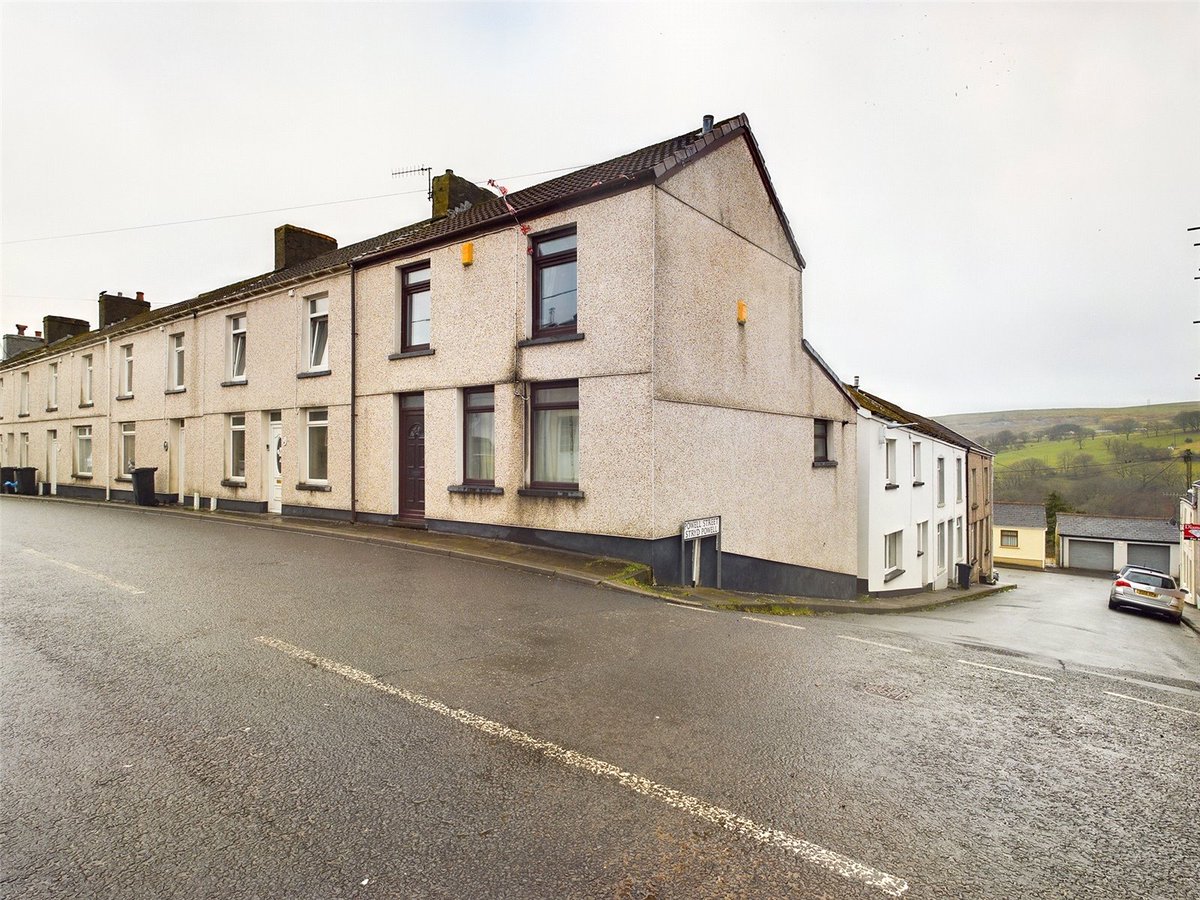 A two bedroom end-of-terrace property having a communal courtyard and requiring updating. Ideal Investment Opportunity/First Time Buy, NO ONWARD CHAIN. ☎️ 🏠 

ow.ly/Nn6s50NuB7w