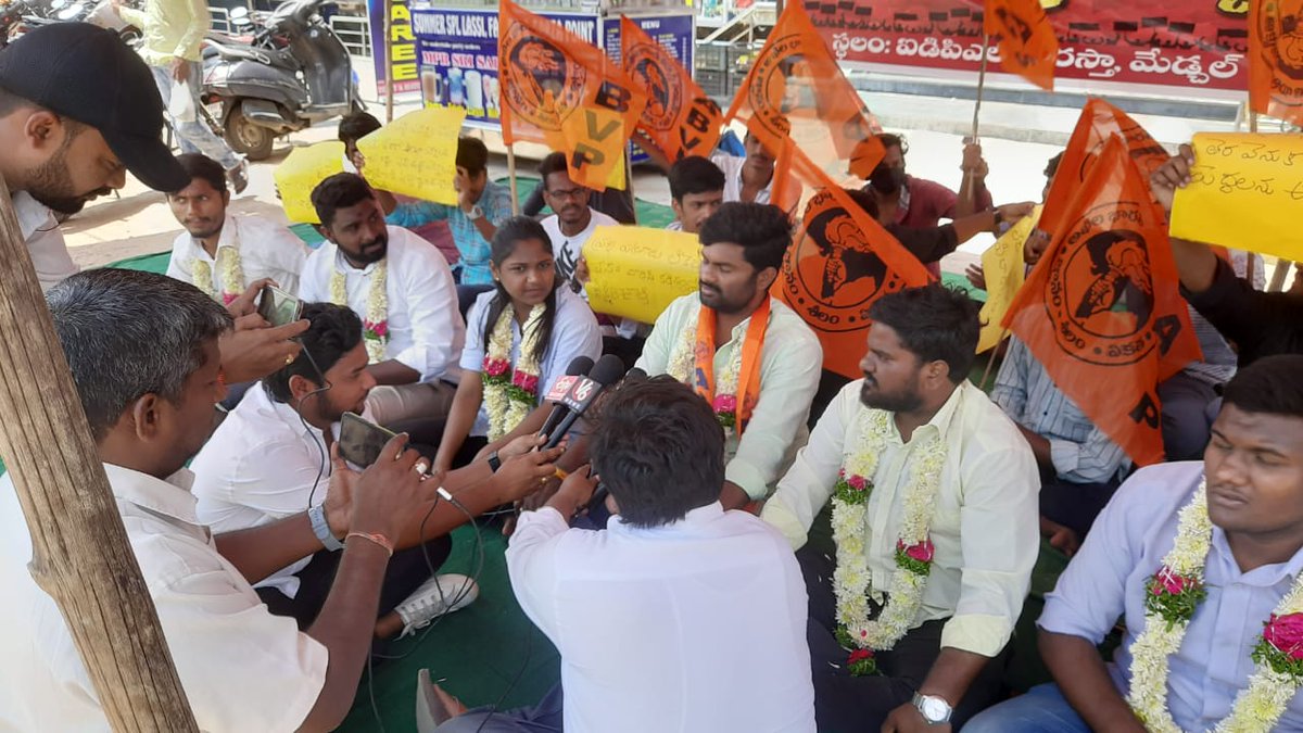 MedchalABVP's tweet photo. అఖిల్ భారతీయ విద్యార్థి పరిషత్ తెలంగాణ రాష్ట్ర శాఖ పిలుపుమేరకు మేడ్చల్ జిల్లా ఐడిపిఎల్ చౌరస్తా వద్ద #TSPSC పేపర్ లీకేజ్ పై నిరుద్యోగ దీక్ష కార్యక్రమం నిర్వహించడం జరిగింది. https://t.co/MhXFTu49dN