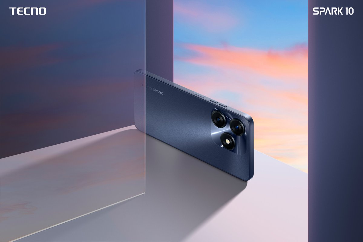 tecnomobile's tweet image. Lost in the energy vibe that comes with #SPARK10&apos;s shiny futuristic design. 💙🖤🤍

#TECNO #SPARK10 #GlowAsYouAre