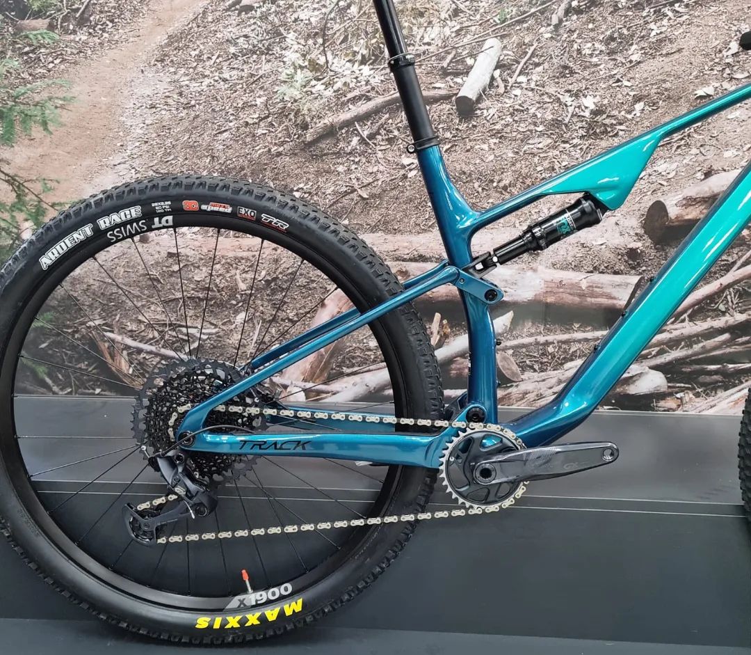 CiclosAlbacar's tweet photo. 🔝 Un modelo que destaca por su diseño aerodinámico y ligero, con un nuevo cuadro de carbono y geometría calculada en túneles de viento. Además de su manillar integrado de carbono y cubiertas Maxxis con tacos sobredimensionados para que nada le pare.

👉 https://t.co/00bO97gax2 https://t.co/HILOds8BLj